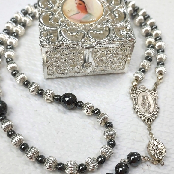 Rosary with gift box included. - Picture 9 of 10
